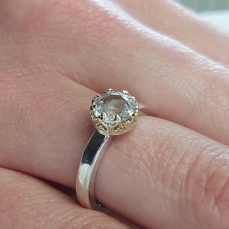 925 Zilveren ring met 14K gouden kroon en grote steen. Handgemaakte ring van MoM with Jewels.