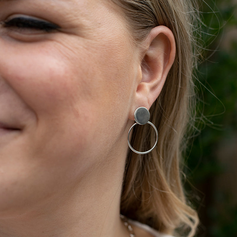 Zilveren minimalistische statement oorbellen. Handgemaakte oorbellen van MoM