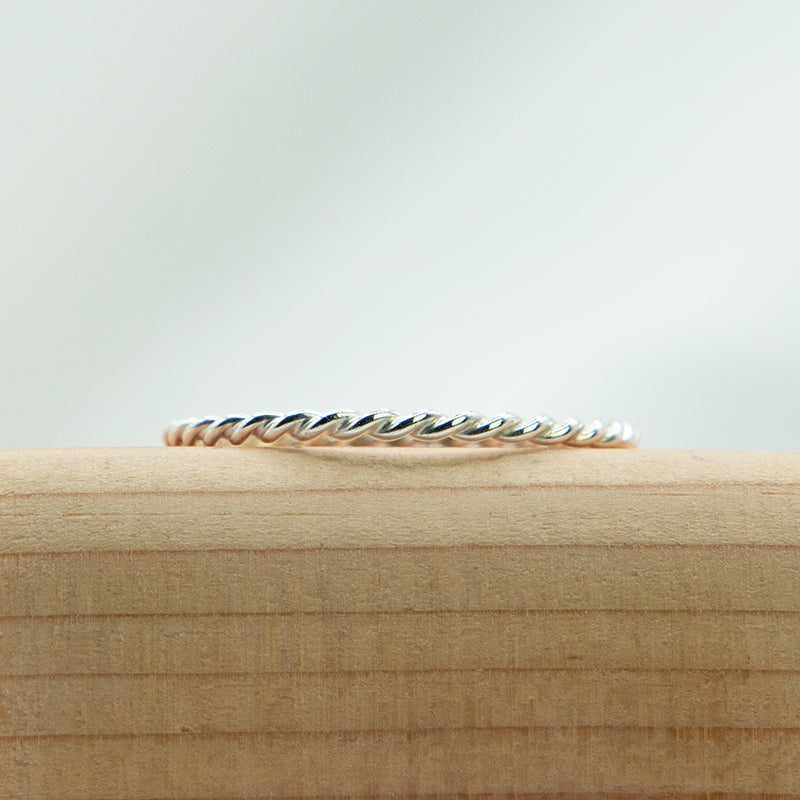 Zilveren ring van getwist draad.