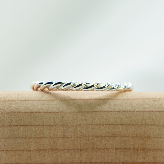 Zilveren ring van Tiwstdraad.