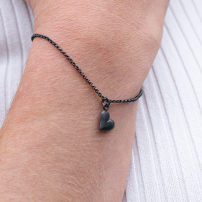 Handgemaakte zwart zilveren armband met hartjes bedel. 