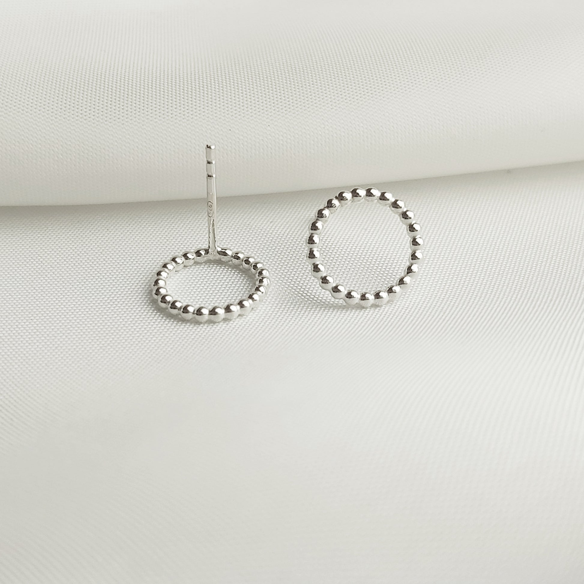 Zilveren minimalistische oorbellen. Cirkel oorstekers van 925 Sterling Zilver. Handgemaakt door MoM with Jewels