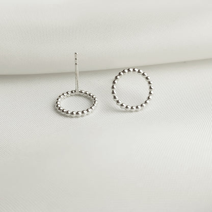 Zilveren minimalistische oorbellen. Cirkel oorstekers van 925 Sterling Zilver. Handgemaakt door MoM with Jewels