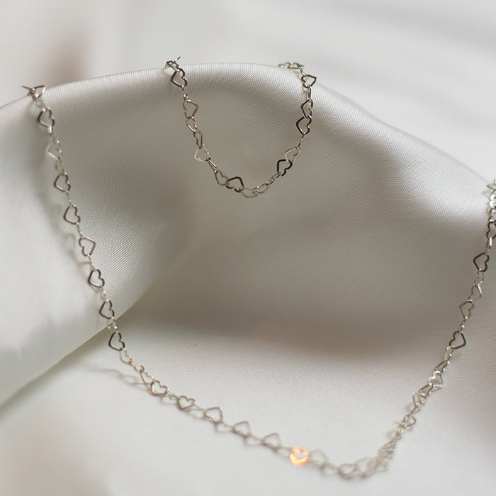 Lieve hartjes schakel armband. Een armband van 925 Sterling zilver met in elkaar schakelende hartjes.