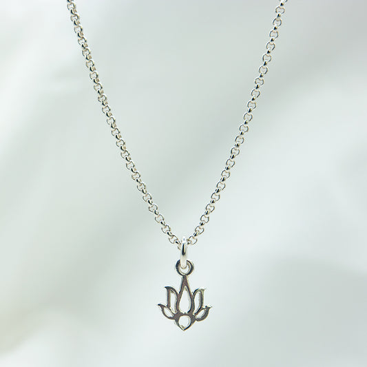 Zilveren lotus hanger aan een zilveren ketting. handgemaakt zilveren lotus bedel.