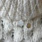 925 Zilveren ketting met munt bedel en Mom personalisatie. Handgemaakte 925 Zilveren ketting met bedel van gerecycled Zilver. Vind het perfecte cadeau bij MoM with Jewels.
