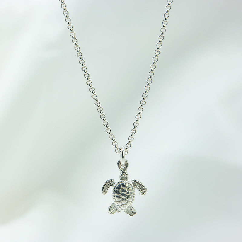 Zilveren schildpad hanger aan een zilveren ketting. Handgemaakt zilveren schildpad bedel.