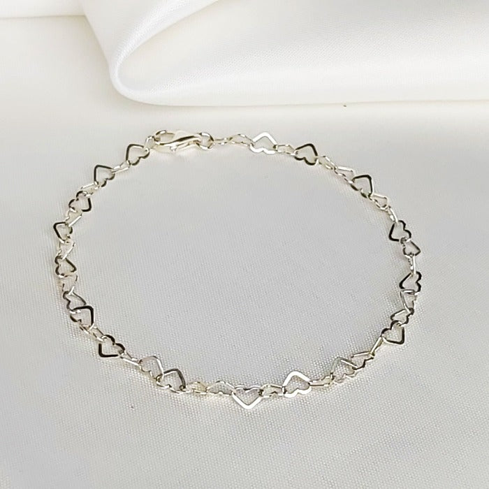 Lieve hartjes schakel armband. Een armband van 925 Sterling zilver met in elkaar schakelende hartjes.