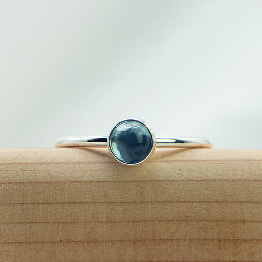 Fijne zilveren ring met blauwe Topaas.