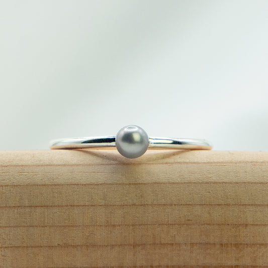 Fijne zilveren ring met grijze zoetwater parel.