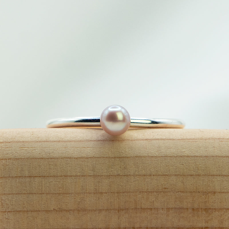 Fijne zilveren ring met roze zoetwater parel.