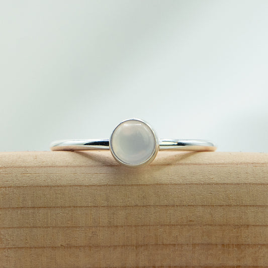 Fijne zilveren ring met witte Maansteen.