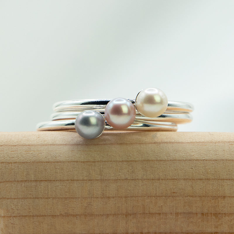 Fijne zilveren ringen met zoet water Parels in diverse kleuren.